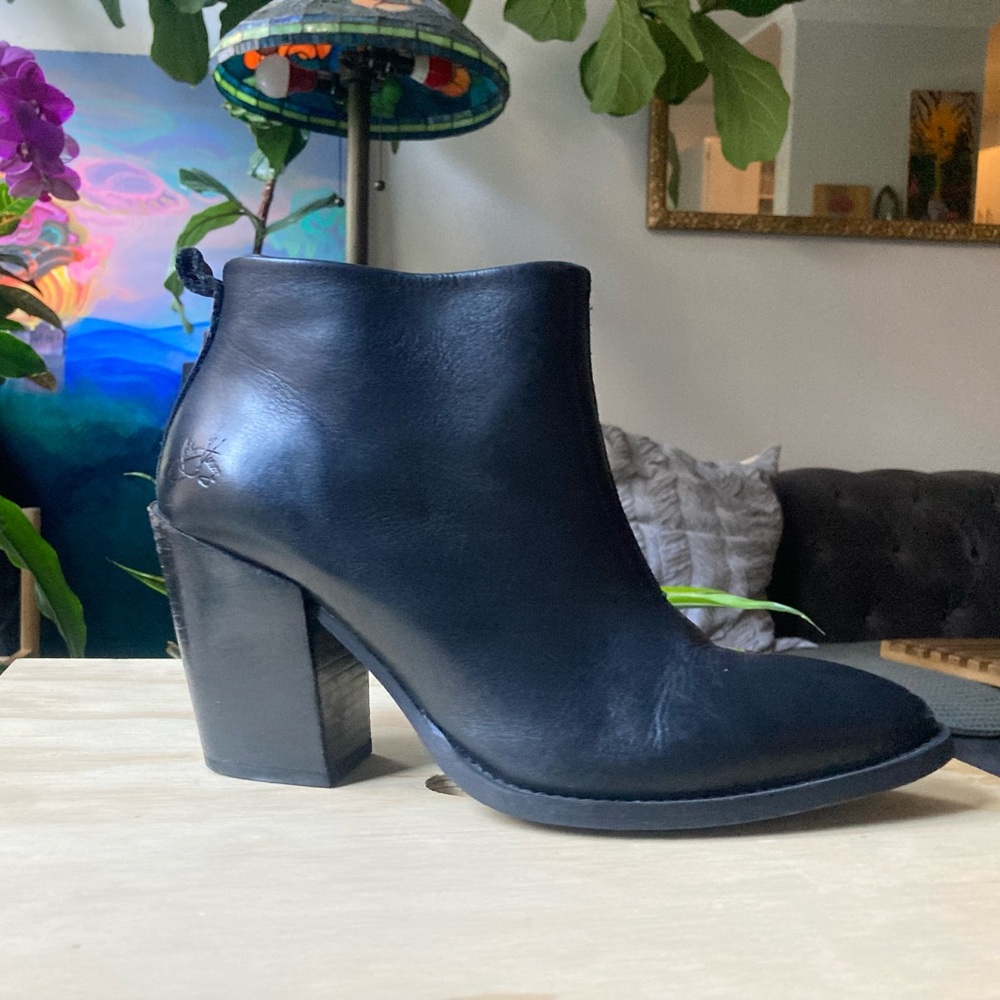 John Fluevog - ROOM 406